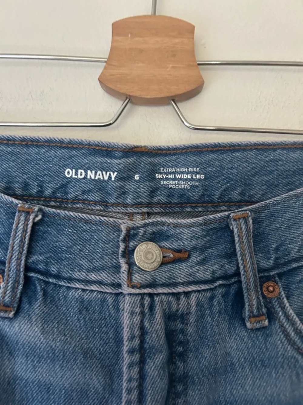 Old Navy Size 6 High Rise Cargo Sky-Hi Wide Leg Jeans - Picture 2 of 10